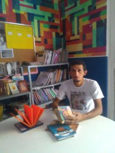 Usuário do Centro Pop no espeço de leitura.