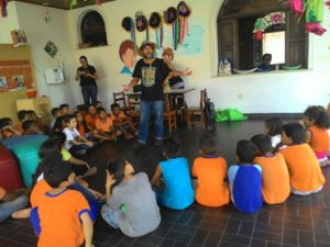 Alunos na oficina do boi paraense com o arte-educador Maurício Rocha