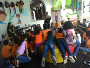 Alunos com a arte-educadora Ináia Siqueira