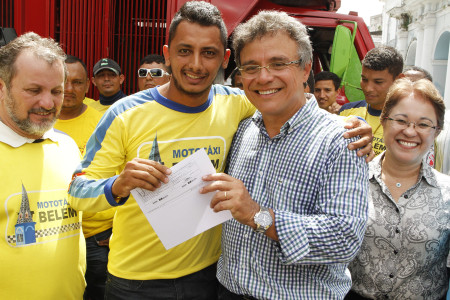 ENTREGA DE PERMISSÃO PARA MOTOTAXISTAS E PONTOS DE TAXI
