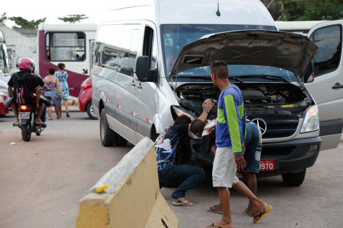 2015-11-18 BELÉM-SEURB- SEMOB- INTERDIÇÃO EM VIA DO CONJUNTO GLEBA 3 NO BAIRRO DA MARAMBAIA EM BELEM, REIVINDICAÇÃO DA POPULAÇÃO DA AREA DEVIDO A ALTA VELOCIDADE DE VEICULOS PESADOS NO TRECHO- FOTO UCHÔA SILVA/COMUS