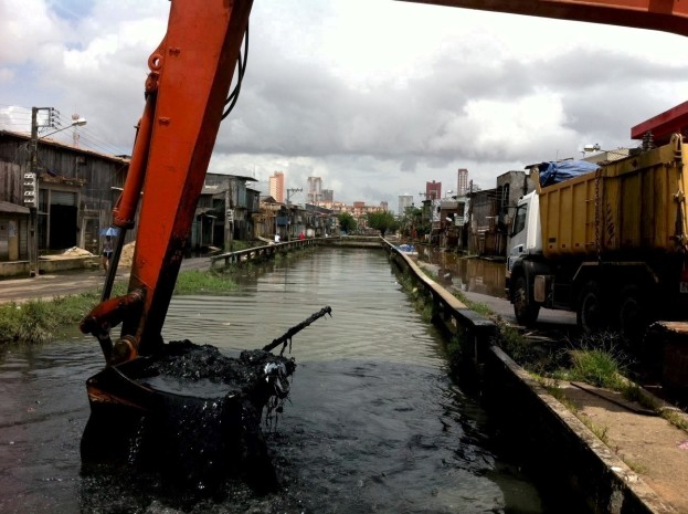 Equipes de limpeza Urbana fazem a dragagem de canais na Bacia do Tucunduba