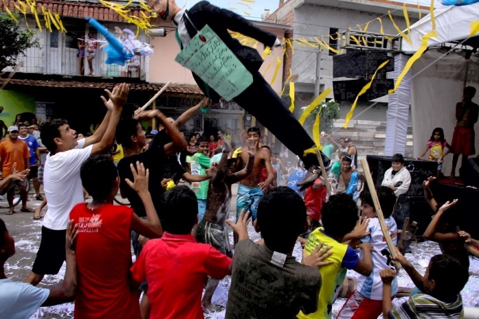 No bairro da Cremação,em Belém, a malhação de Judas se transforma em divertidos protestos, já que, além de Judas Iscariotes, os bonecos também simbolizam outros traidores ou problemas sociais que afetam a população. Data: 19.04.2014