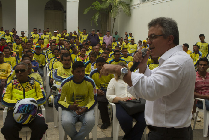 2016.04.07 - PA - Belém - Brasil: Prefeito Zenaldo Coutinho reúne com mototaxistas para entrega de certificados. Foto: Oswaldo Forte