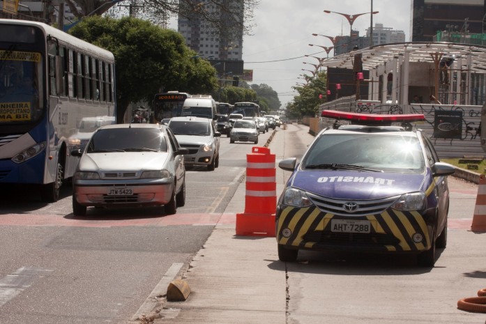 2016.06.07 - PA - Belém - Brasil: Obras da estação do BRT na Avenida Almirante Barroso próximo à travessa Antônio Baena. Foto: Oswaldo Forte