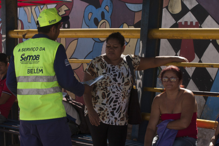 2016.06.24 - PA - Belém - Brasil: Semob faz panfletagem na avenida Augusto Montenegro para orientar a população sobre o funcionamento do sistema BRT Belém. Foto: Oswaldo Forte
