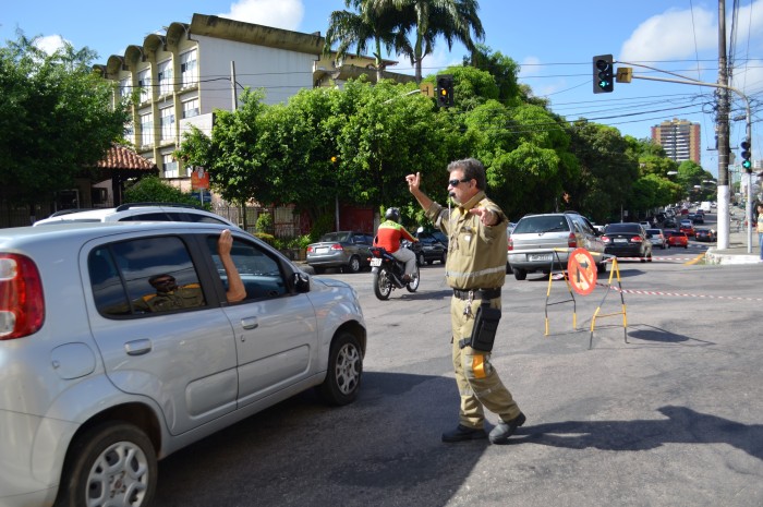 Agentes da Semob orientando trânsito em Belém.